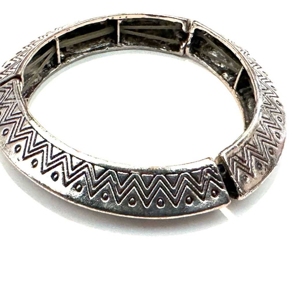 Stylish Chevron Pattern Silver Stretch Bracelet
